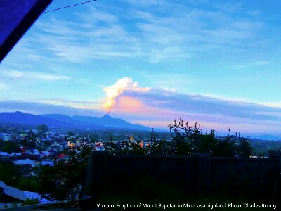 Letusan Gunung Api Soputan dilihat dari atas kota Tomohon
